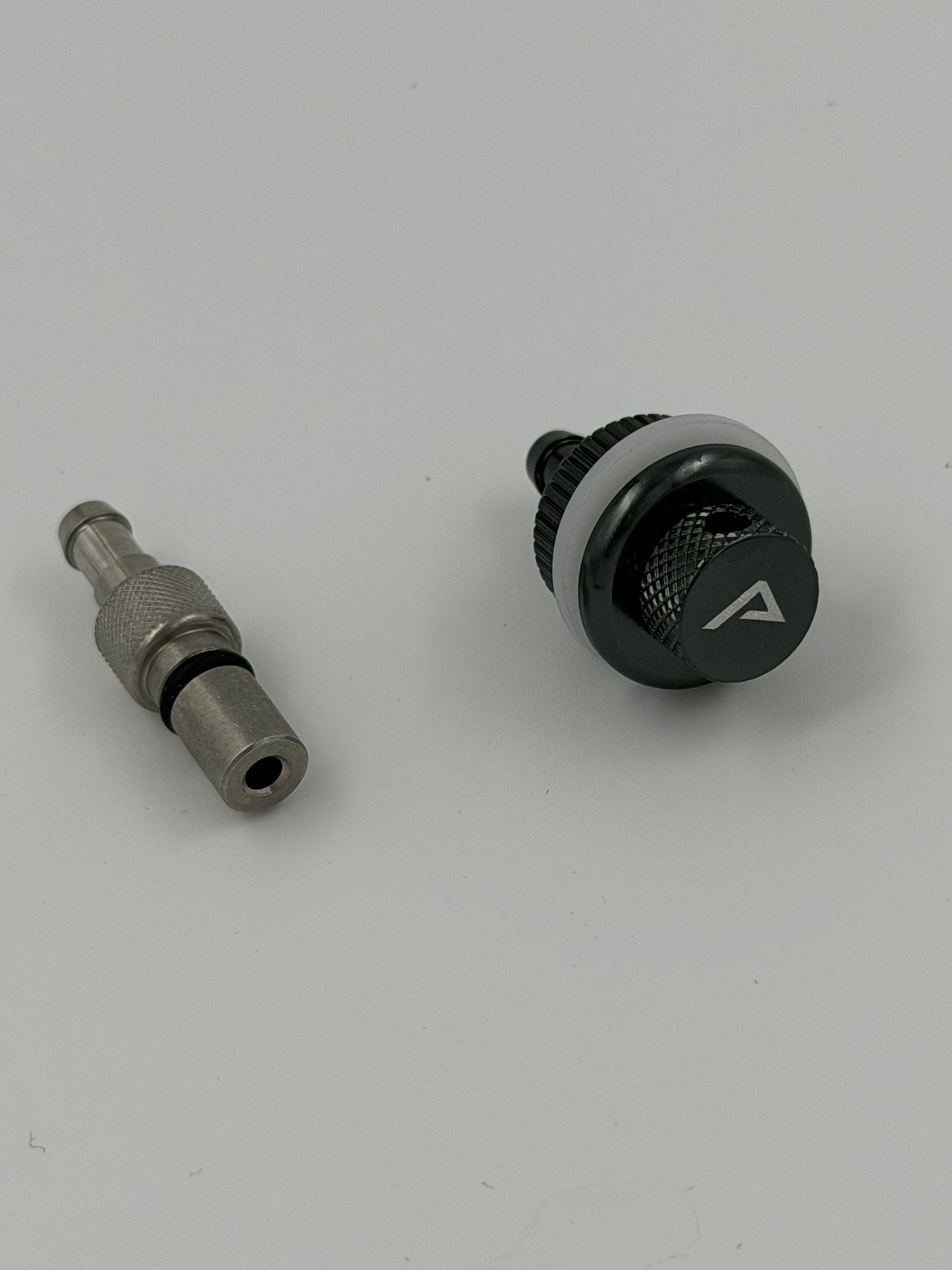 Fuselage vent kit assembly - including bung and taxi tank male fitting